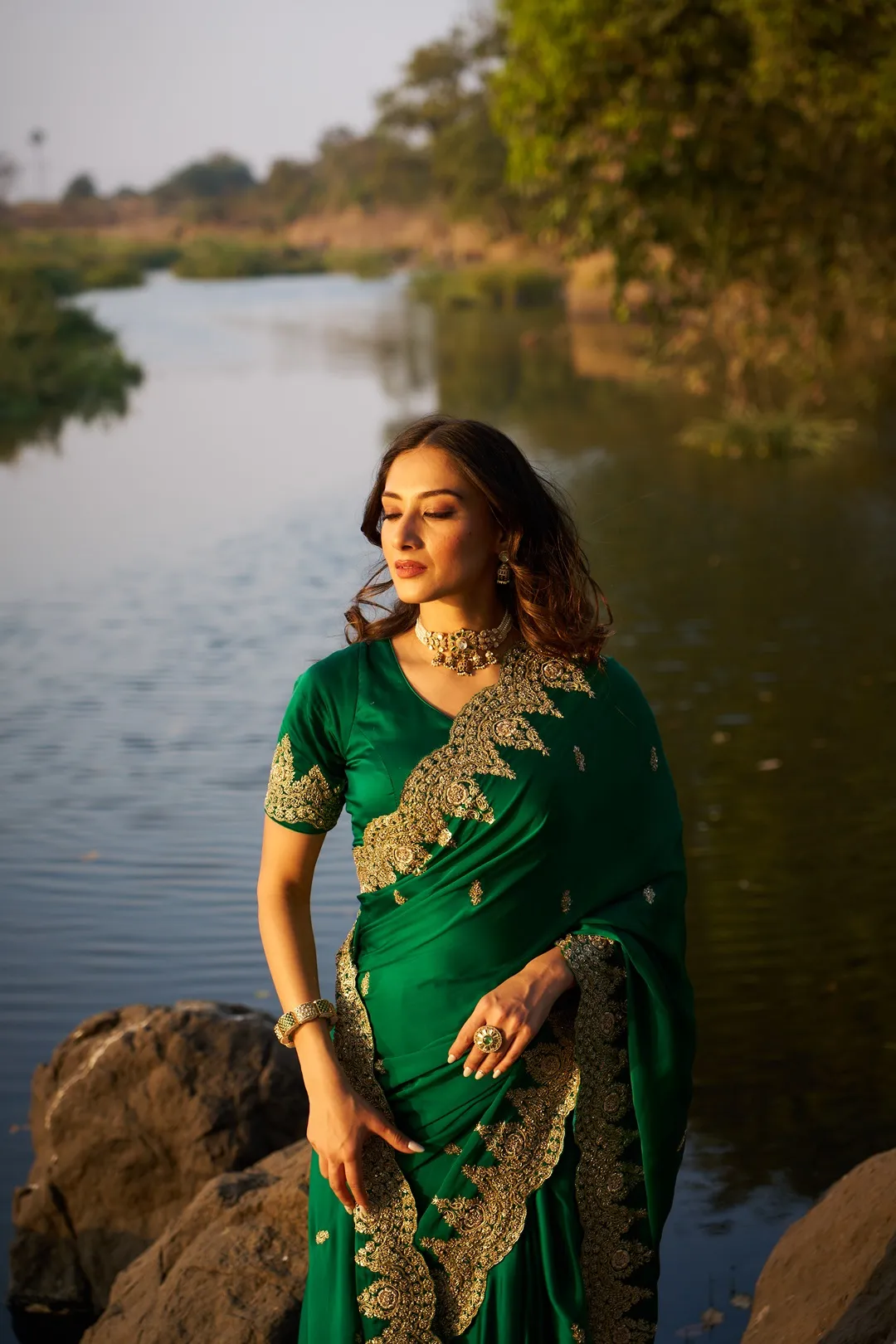 Emerald Green Hand-Embroidered Bridal Saree with Ornate Zari Border - Image 4